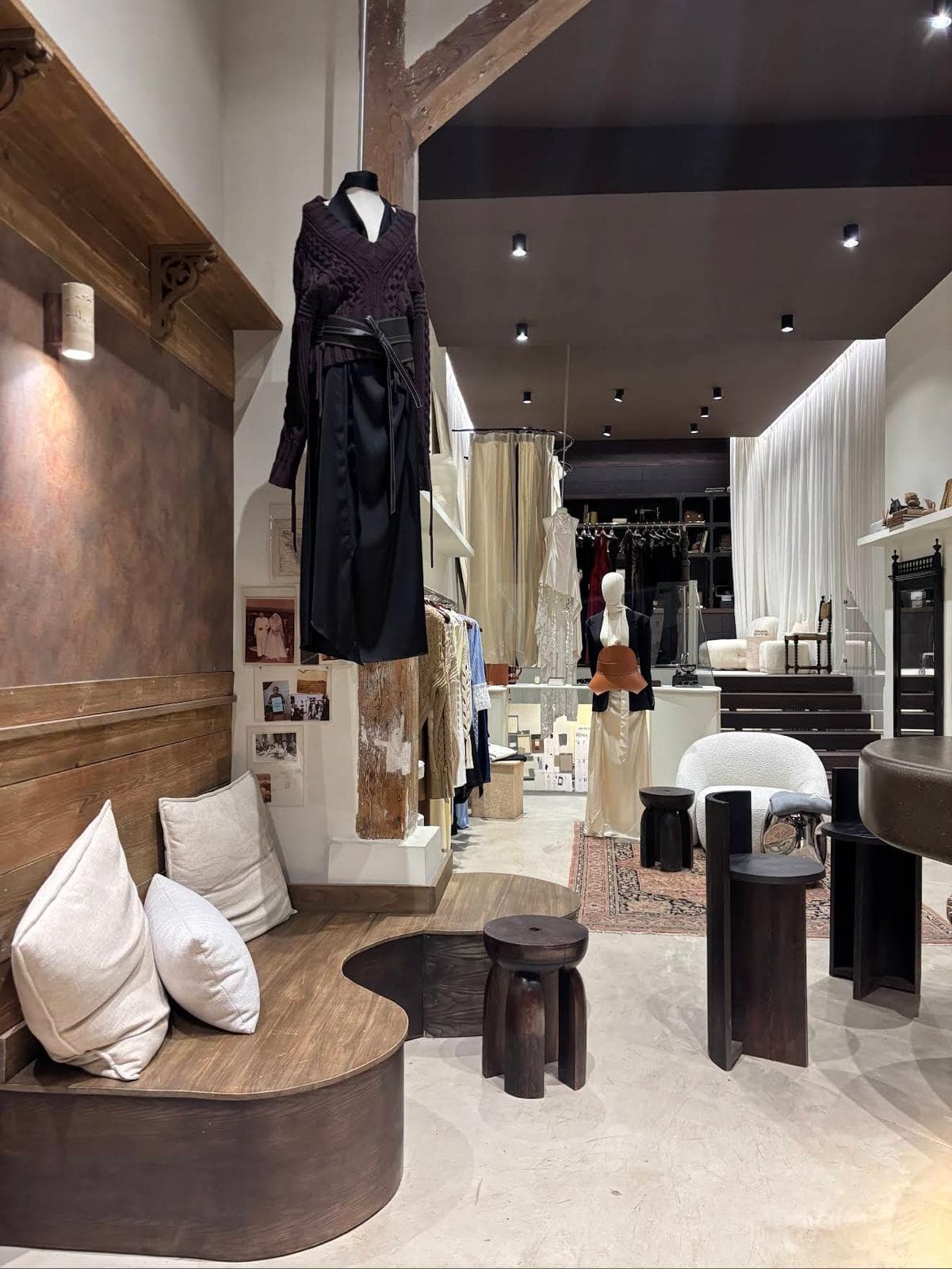 Vista general de la tienda Casona en Madrid, con techos altos, cortinas y la zona de café al fondo